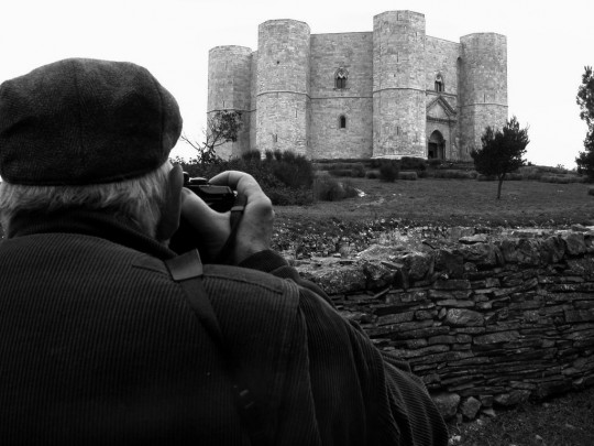 BERENGO GARDIN. Ho conosciuto Mirella alcuni anni fa, in occasione di un reportage fotografico che ho realizzato ad Andria. Ho apprezzato molto la sua capacità di scrivere bellissime poesie. Scopro ora che fa anche ottime fotografie.