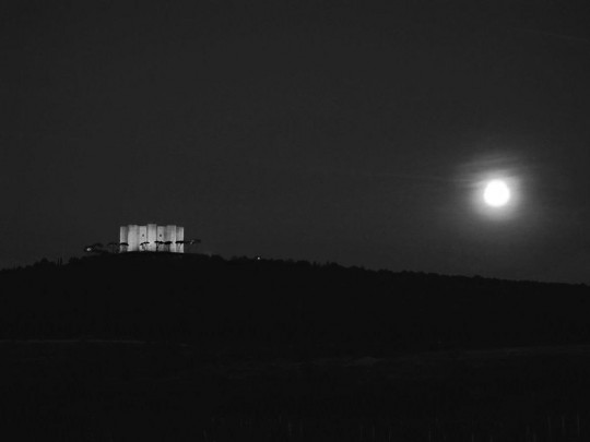 L'UNA. L'una di notte. Notte di luna. Piena di sè, regina del buio.